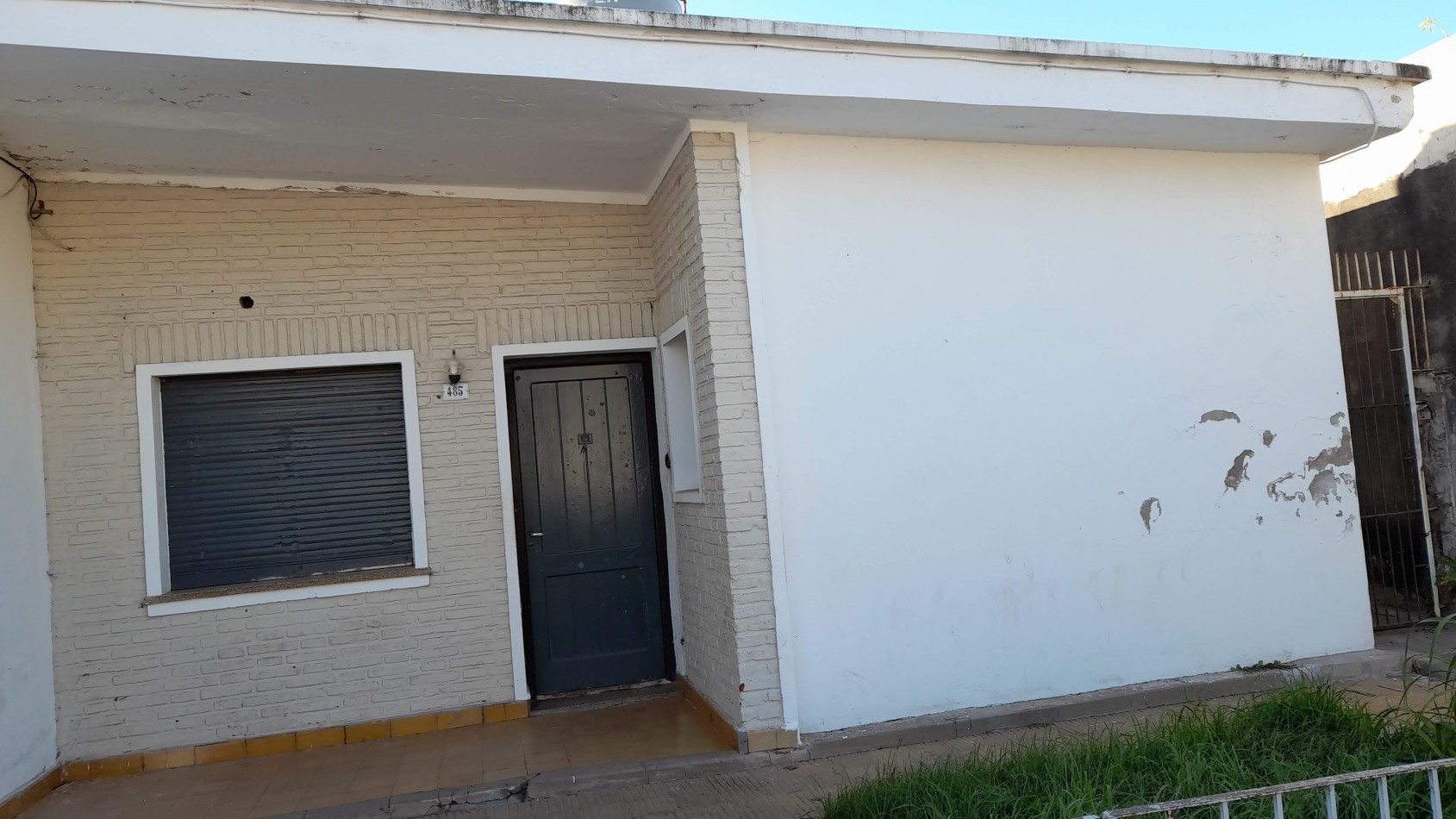 SE ALQUILA CASA DE 2 DORMITORIOS B MOSCONI