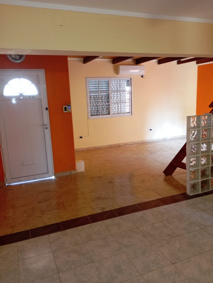 SE ALQUILA CASA DE 3 DORMITORIOS CON SPLITS