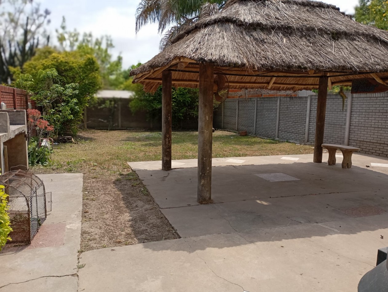 SE ALQUILA CASA DE 3 DORMITORIOS CON SPLITS