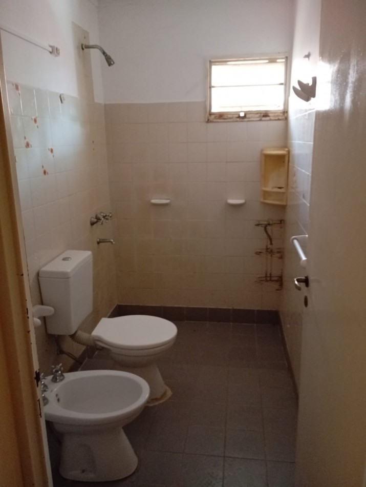 SE ALQUILA CASA DE 3 DORMITORIOS CON SPLITS