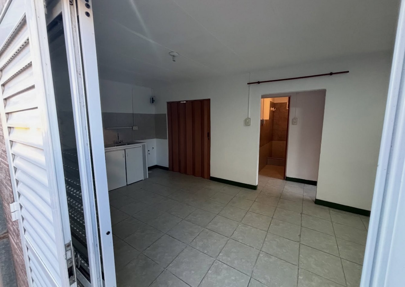 SE ALQUILA casa interna en Villa del Parque