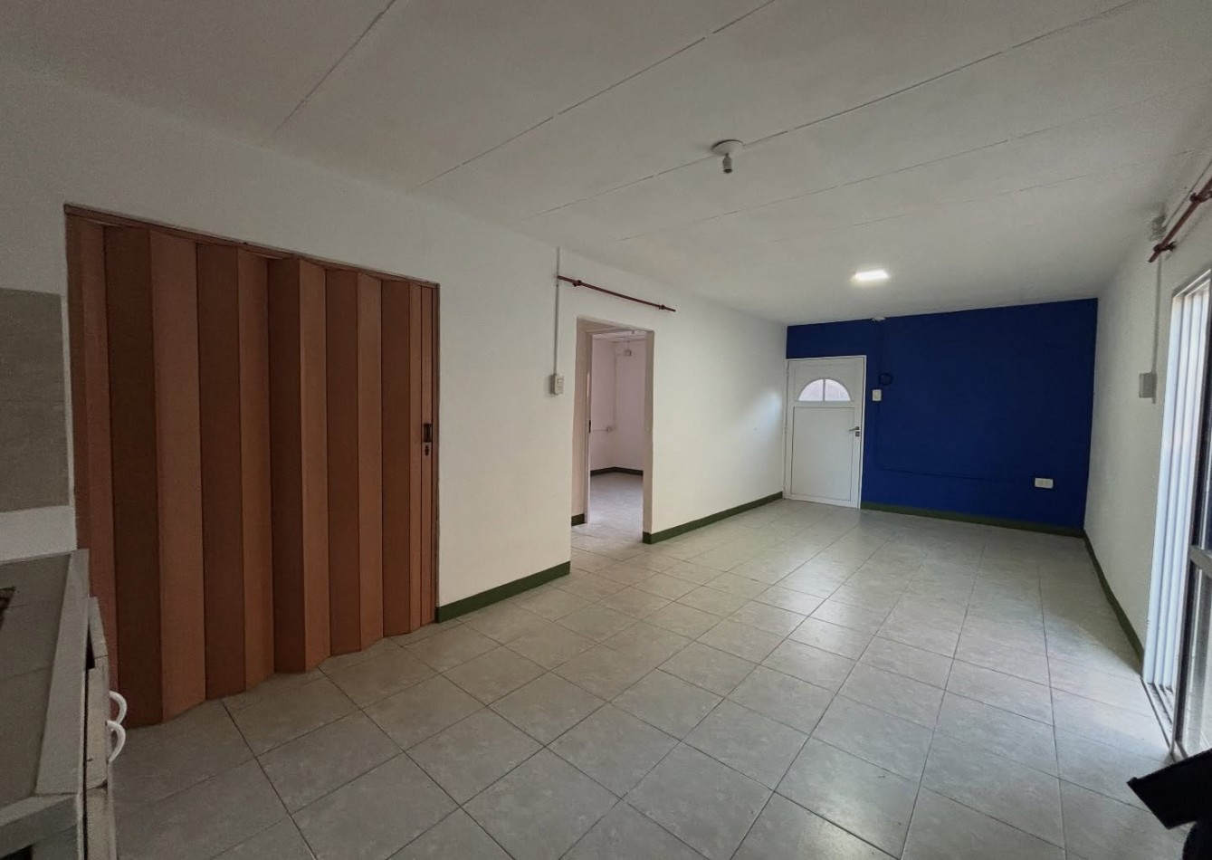 SE ALQUILA casa interna en Villa del Parque
