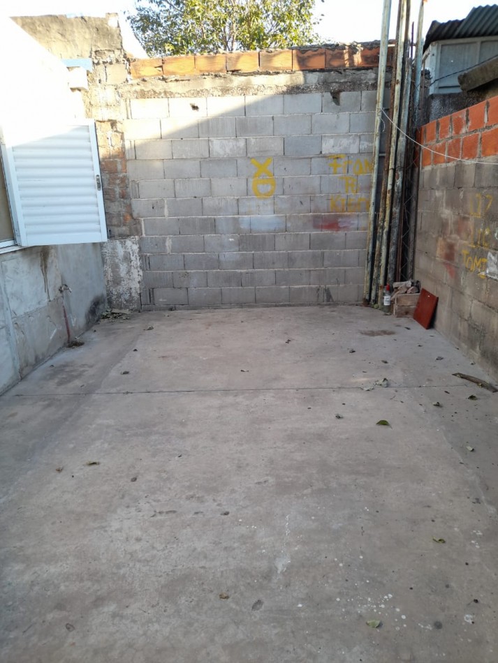 SE ALQUILA casa interna en Villa del Parque