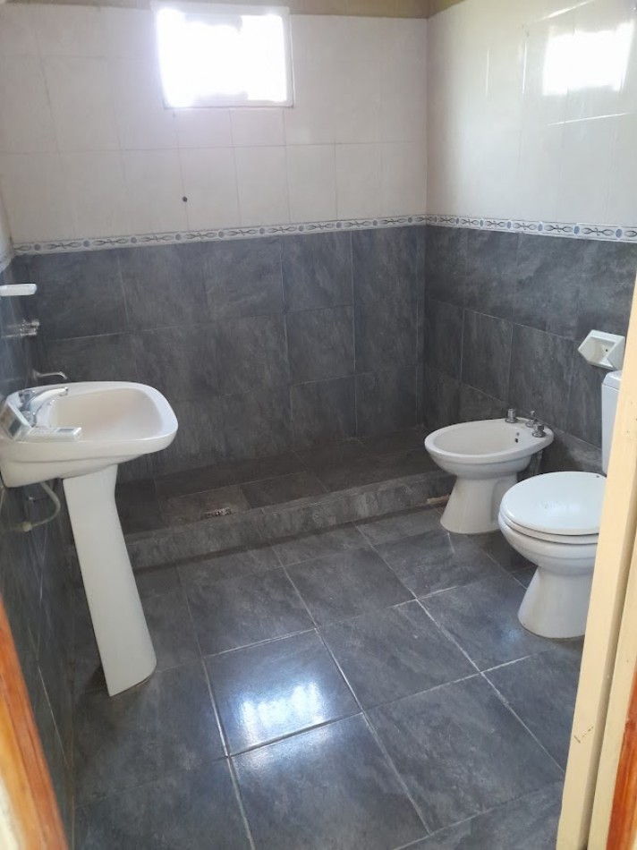 SE ALQUILA CASA DE DOS DORMITORIOS