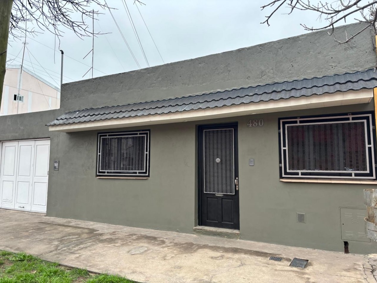 SE ALQUILA CASA DE 2 DORMITORIOS CON GARAGE
