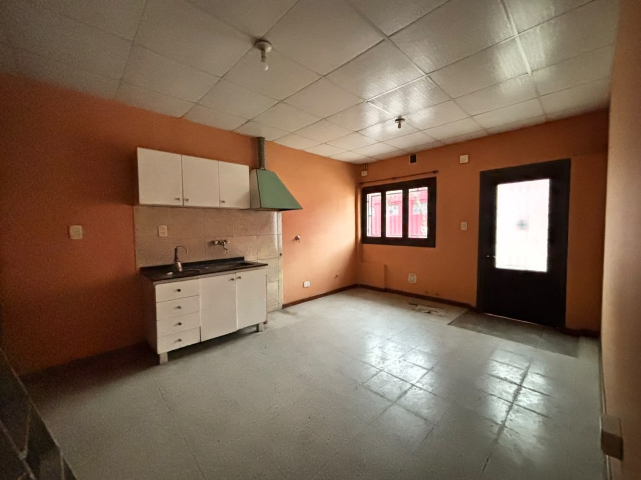 SE ALQUILA CASA DE 2 DORMITORIOS CON GARAGE