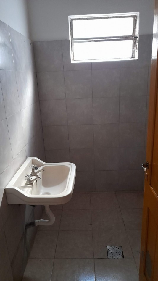SE ALQUILA CASA DE 2 DORMITORIOS B MOSCONI