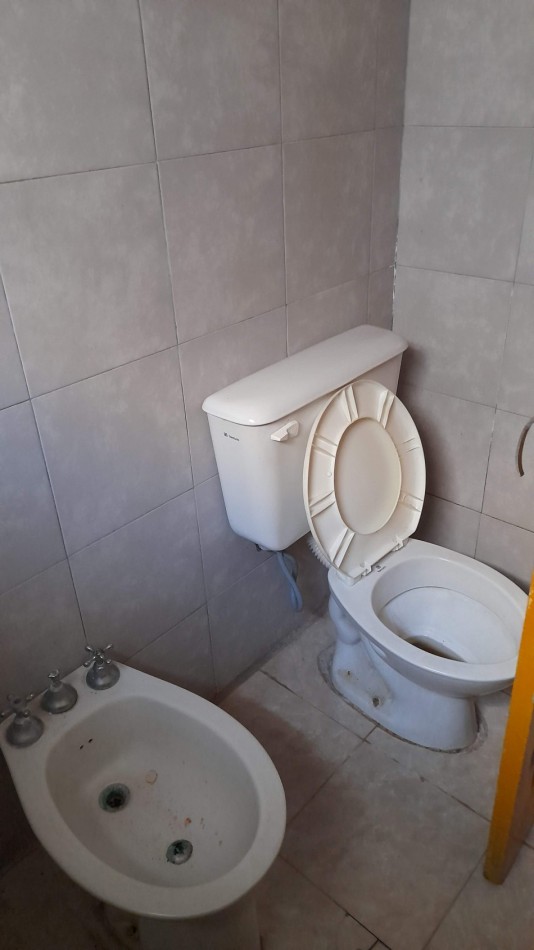 SE ALQUILA CASA DE 2 DORMITORIOS B MOSCONI