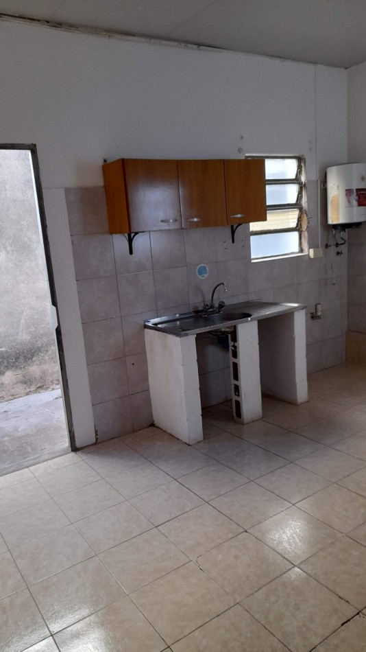 SE ALQUILA CASA DE 2 DORMITORIOS B MOSCONI