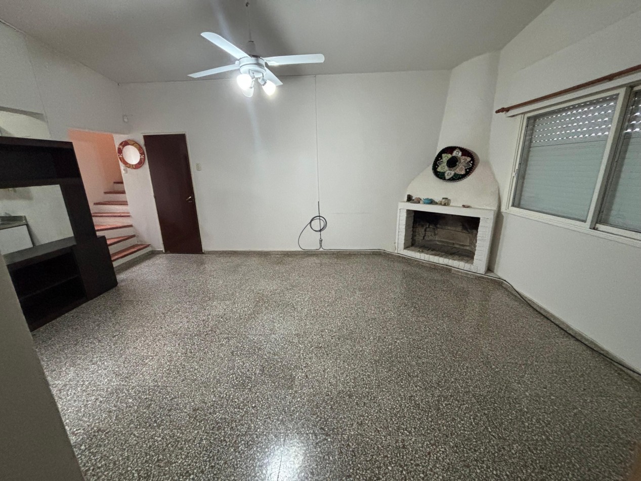 Se Alquila amplia casa ubicada en Aguado 475, Barrio Mosconi.