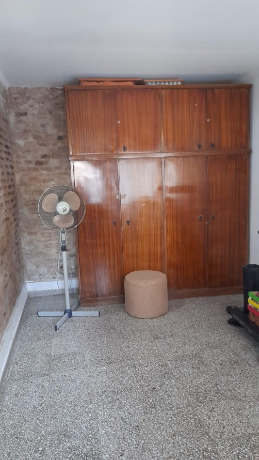 Se Alquila amplia casa ubicada en Aguado 475, Barrio Mosconi.