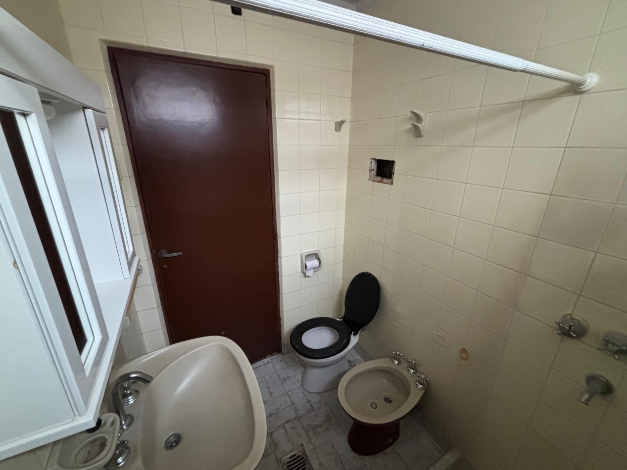 Se Alquila amplia casa ubicada en Aguado 475, Barrio Mosconi.