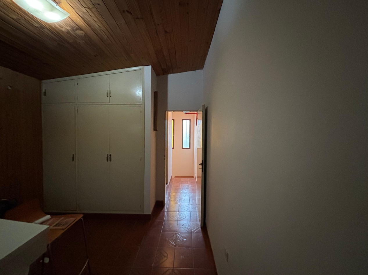Se Alquila amplia casa ubicada en Aguado 475, Barrio Mosconi.