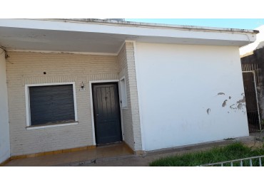 SE ALQUILA CASA DE 2 DORMITORIOS B MOSCONI